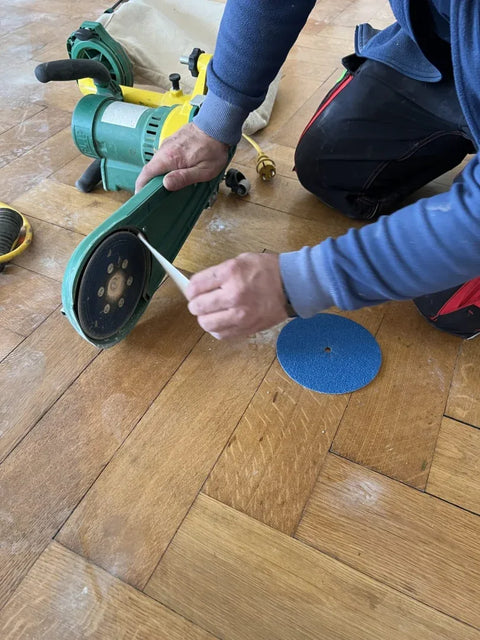 Klett-Schleifscheiben mit einfacher Klettverbindung, selbstklebend für schnellen Wechsel und gleichmäßige Schleifergebnisse.