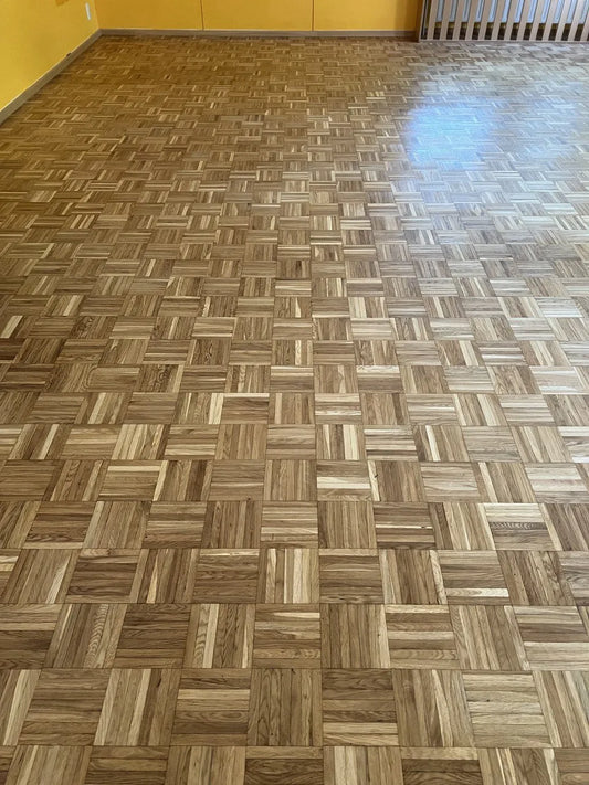 Fertig geschliffenes Eiche-Mosaikparkett in einem Kindergarten-Gruppenraum