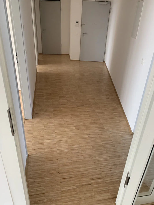 Fertig geschliffener Stabparkettboden im Flur nach dem Schleifen