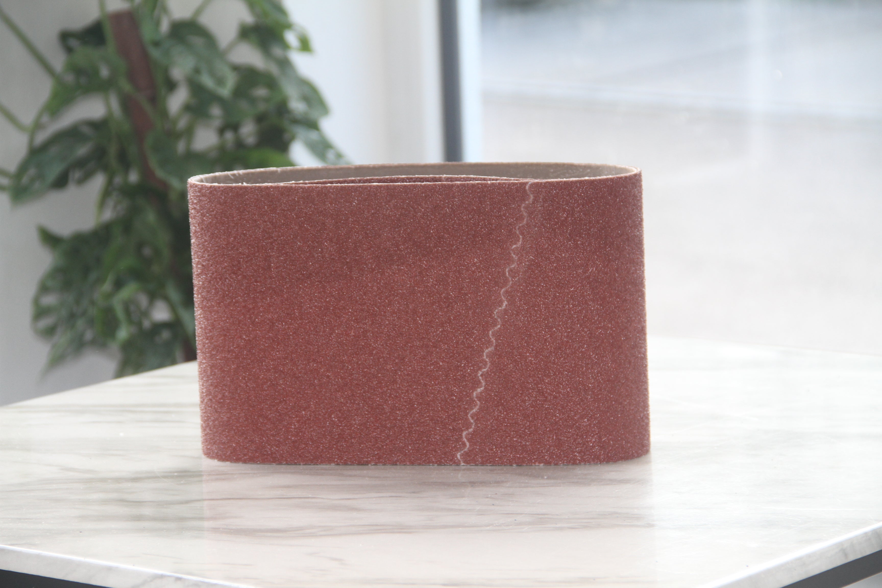 Korund Aluminiumoxid Gewebe-Schleifband, 200 x 750 mm, ideal für Bodenschleifmaschinen. Hochwertiges Schleifmittel für präzise Holz- und Metallbearbeitung.