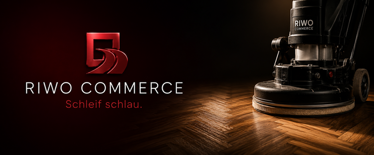 Hochwertiger Riwo Commerce Hero-Banner mit professioneller Parkettschleifmaschine auf einem Fischgrätparkett. Die Darstellung steht für leistungsstarke Schleifmittel, langlebige Schleiftechnik und professionelle Lösungen für Bodenleger, Parkettleger und Handwerksbetriebe.